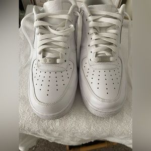2 pairs of Air Force 1’s
